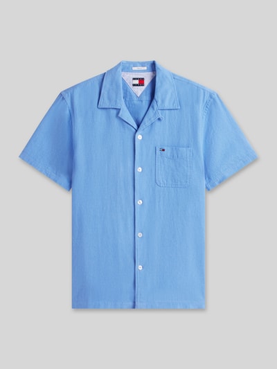 Produktfoto, Regular Fit Freizeithemd aus Leinen-Baumwoll-Mix von Tommy Jeans in Optik: Unifarben, Kentkragen, Knopfleiste durchgehend, Logo-Stitching, Rückenpasse mit Locker Loop, Ärmelform: Kurzarm, Rumpfabschluss mit Seitenschlitzen, Materialverarbeitung Flammgarn, glatte Textur, hellblau