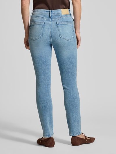 Männermodel trägt Slim Fit Jeans aus bawełnianego miksu Modell 'BETSY' von s.Oliver RED LABEL, jasny denim, krój slim fit, łatka z logo, 5 kieszeni, szlufki na pasek, widoczne nity, zapięcie na guzik i kryty zamek, materiał bawełniany, Ganzkörperansicht Rückansicht.