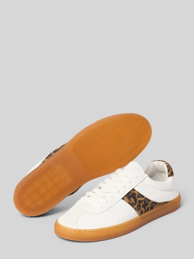 Produktfoto, Sneaker aus Leder mit Schnürung Modell 'CPH98' von Copenhagen, weiße Oberfläche, abgerundete Spitze, braune Sohle, Leopardenmuster-Einsatz, Damen Sneaker, Absatzhöhe 2 cm, Schafthöhe 7 cm, Schaftweite 8 cm, Glattleder mit strukturierter Detailfläche