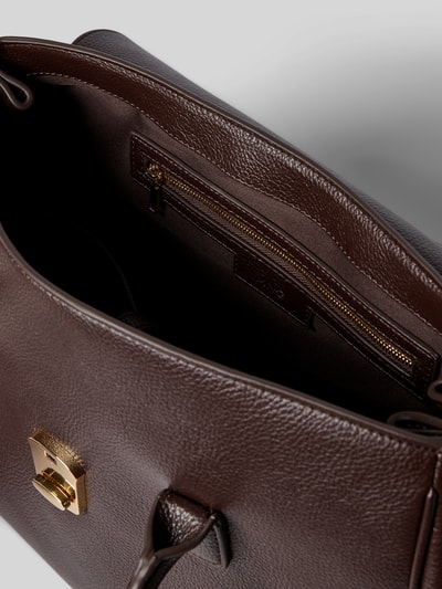 Produktfoto, Handtasche mit Tragehenkeln Modell 'SIENA' von Mango in dunkelbraun, grob genarbte Lederoptik, goldener Klickverschluss, Innenfach mit Reißverschluss, Abmessungen 38x31x18 cm, Schulterriemen 66 cm