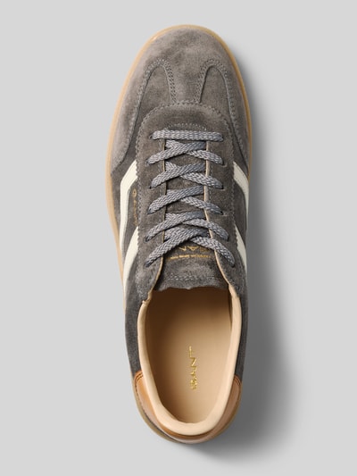 Productfoto, grijze en beige sneakers van leer met witte details, model 'Cuzima' van GANT, Dames sneakers