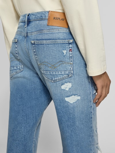 Männermodel trägt Straight Fit Jeans im Destroyed-Look Modell 'AIDEEN' von Replay, blauer Baumwoll-Elasthan-Mix, Nahaufnahme Rückansicht, Bundweite 44 cm, Innenbeinlänge 79 cm.