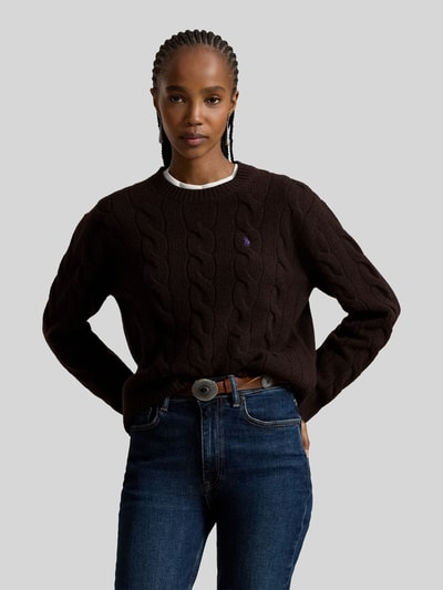 Frauenmodel trägt Regular Fit Strickpullover aus Woll-Kaschmir-Mix von Polo Ralph Lauren in Dunkelbraun mit Zopfmuster, Ganzkörperansicht von vorne. Damen Strickpullover von Polo Ralph Lauren.