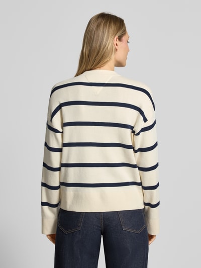Vrouwenmodel draagt Regular Fit Sweatshirt uit puur katoen van Tommy Hilfiger, all-over motief, gestreept, fijngebreid, gestikt logo, ronde hals, lange mouw, geribde boorden, kleur crème en blauw, regular fit pasvorm, fijngebreide textuur, achterkant geheel zichtbaar, rompzoom en mouwboorden geribd, ganzekop lichaamsaanzicht rugaanzicht.