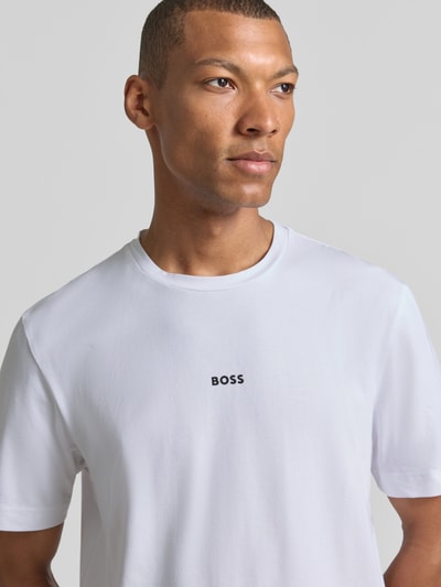 Männermodel trägt T-Shirt mit Label-Print von BOSS, weiß, Regular Fit, Rundhalsausschnitt, Baumwoll-Elasthan-Mix, Nahaufnahme Oberkörper.