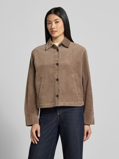 Frauenmodel trägt Regular Fit Hemdjacke aus reiner Baumwolle von Marc O'Polo in Hellbraun, Cord-Textur, kombiniert mit Jeans, Ganzkörperansicht von vorne, Damen Bomberjacke / Blouson von Marc O'Polo.