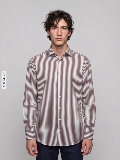 Männermodel trägt Modern Fit Businesshemd aus reiner Baumwolle von OLYMP, braun-weiß gestreift, Ganzkörperansicht von vorne, KI-modifiziertes Bild.