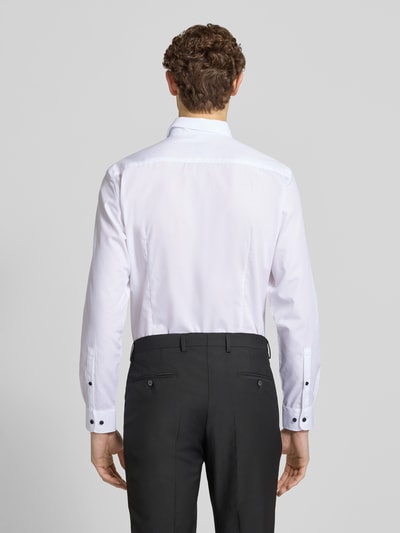Männermodel trägt weißes Slim Fit Business-Hemd mit Kentkragen von Jake*s, reine Baumwolle, Rückansicht, Ganzkörperansicht Rückansicht.