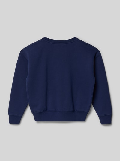 Jongen draagt Sweatshirt met Labelprint van Polo Ralph Lauren Kids in donkerblauw katoenmix, regular fit, ronde hals, volledig rugaanzicht.