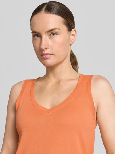 Frauenmodel trägt Regular Fit Top aus reiner Baumwolle von Marc O'Polo in Orange, glatte Textur, Damen T-Shirt, Nahaufnahme Oberkörper.