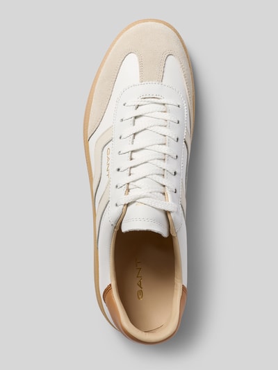 Productfoto, Sneaker uit echt leer met logo-detail model 'Cuzmo' van Gant, afgeronde pasvorm, witte en beige tinten, geprofileerde zool, vetersluiting, maat 44: hakhoogte 3 cm, schachthoogte 8 cm, schachtwijdte 8 cm, bovenaanzicht