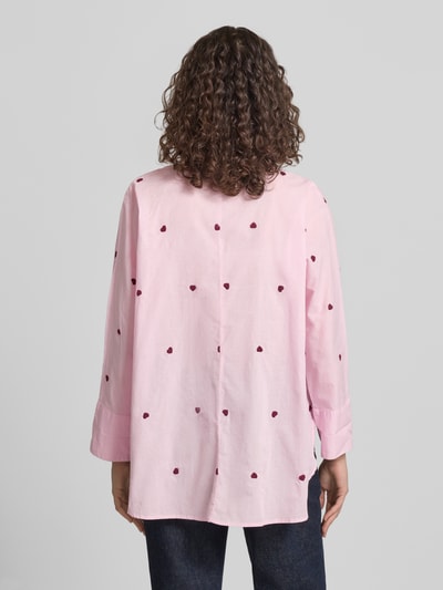 Frauenmodel trägt Relaxed Fit Hemdbluse aus reiner Baumwolle Modell 'NEW LINA GRACE' von Only in Rosa mit Allover-Herz-Stickereien, Ganzkörperansicht Rückansicht.