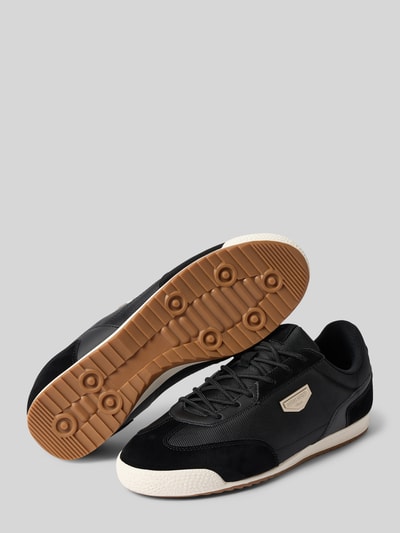 Produktfoto, Sneaker mit Brand-Applikation Modell 'WALSH' von Antony Morato, czarny kolor, zaokrąglony kształt, wiązanie, fakturowana podeszwa, wysokość obcasa 2 cm, wysokość cholewki 9 cm, szerokość w rozmiarze 44: 7 cm