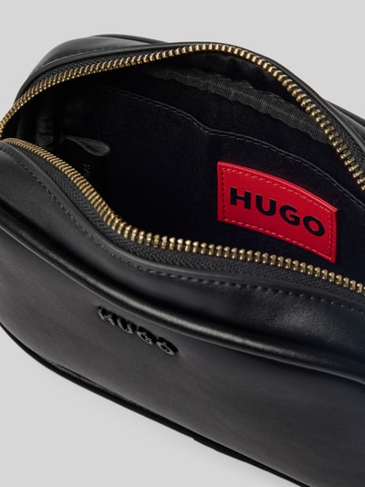 Produktfoto, Umhängetasche in Lederoptik Modell 'JODI' von HUGO in Schwarz, glatte Oberfläche, Metall-Label, Reißverschluss, Hauptfach, Innenfach