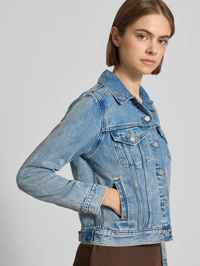 Frauenmodel trägt Regular Fit Jeansjacke aus Baumwoll-Lyocell-Mix von Levi's® 300 in Mittelblau, sichtbare Nähte, Nahaufnahme Oberkörper. Damen Jeansjacke von Levi's® 300.
