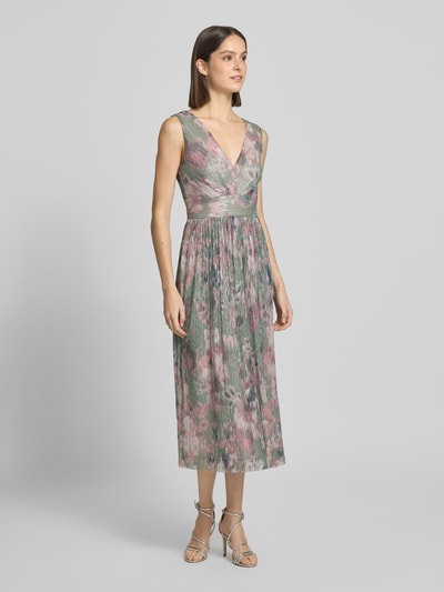 Frauenmodel trägt Cocktailkleid mit V-Ausschnitt von Swing, Midilänge, Chiffon, Crinkle-Optik, grün-rosa gemustert, Ganzkörperansicht von vorne.