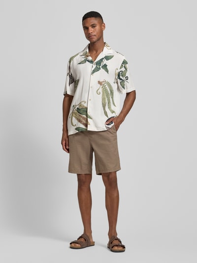 Männermodel trägt Regular Fit Freizeithemd mit Kentkragen Modell 'Kawai' von JOOP! Collection aus reiner Viskose mit floralen Prints, Knopfleiste, Rückenlänge 76 cm, Schulterbreite 51 cm, Ärmellänge 29 cm, Ganzkörperansicht von vorne.
