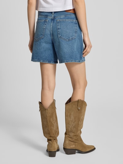 Frauenmodel trägt High Waist Jeansshorts mit Label-Detail von Calvin Klein Jeans, blaue Baumwolle, Rückansicht, Ganzkörperansicht Rückansicht.