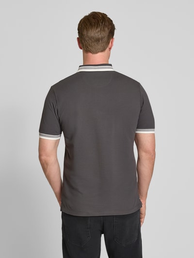 Männermodel trägt Regular Fit Poloshirt aus Baumwoll-Mix von s.Oliver RED LABEL, Optik: Unifarben, Ganzkörperansicht Rückansicht.