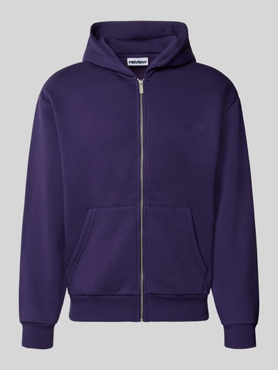 Produktfoto, Relaxed Fit Sweatjacke aus Baumwoll-Mix mit Label-Detail von REVIEW in Dunkellila, Känguru-Tasche, elastische Abschlüsse, Kapuze.