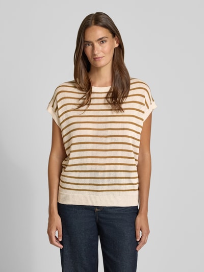 Frauenmodel trägt Strickshirt mit Rundhalsausschnitt Modell 'LUANNA' von Soyaconcept, Material-Mix mit Leinen-Anteil, Regular-Fit, Allover-Look, creme-beige Streifen, Rückenlänge bei Größe S: 60 cm, Ärmellänge bei Größe S: 4 cm, Nahaufnahme Oberkörper.