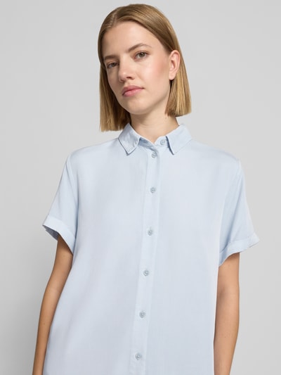 Frauenmodel trägt Regular Fit Bluse aus Viskose-Mix von Jake*s Casual in Hellblau mit Hemdblusenkragen, Knopfleiste, Nahaufnahme Oberkörper.