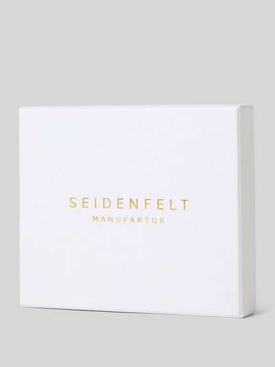 Produktfoto, weiße Box mit goldener Aufschrift Seidenfelt für Portemonnaie in Leder-Optik Modell 'Ilmi', dezente Struktur, Logo-Prägung
