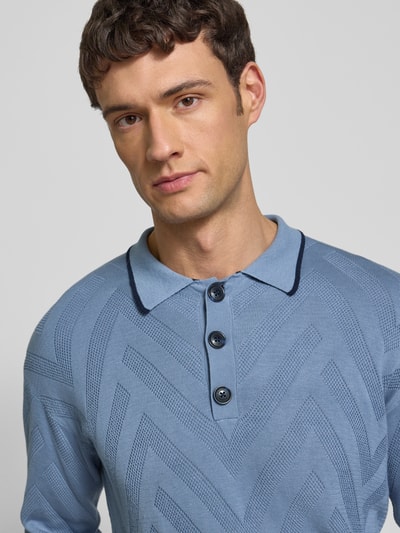 Männermodel trägt Regular Fit Longsleeve in Strick-Optik von Scotch & Soda, Baumwoll-Modal-Mix, Polo-Kragen, Nahaufnahme Oberkörper.
