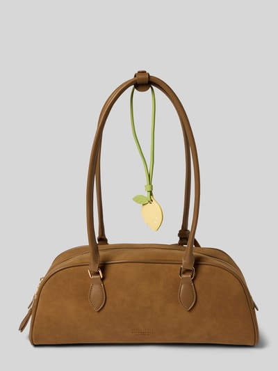Produktfoto, Shoulder Bag in Leder-Optik Modell 'Nibe' von Seidenfelt in Braun, Hauptfach mit Reißverschluss, Schulterriemen, Maße 42x44x11 cm, Länge Schulterriemen 40 cm, Reißverschlussinnentasche, strukturierte Oberfläche, Detail: Zitronenanhänger