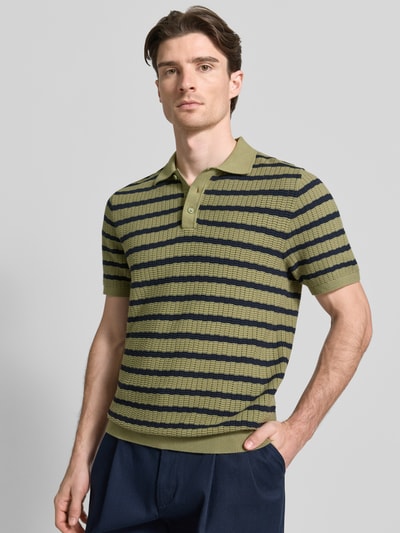 Männermodel trägt Poloshirt mit Polokragen und kurzer Knopfleiste von MCNEAL in Grün mit schwarzen Streifen, reine Baumwolle, Regular Fit, Nahaufnahme Oberkörper.