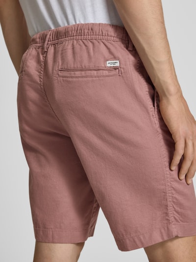 Männermodel trägt Shorts mit Tunnelzug Modell 'JAIDEN' von Jack & Jones aus Baumwoll-Leinen-Mix in Altrosa, Regular-Fit, Rückansicht.