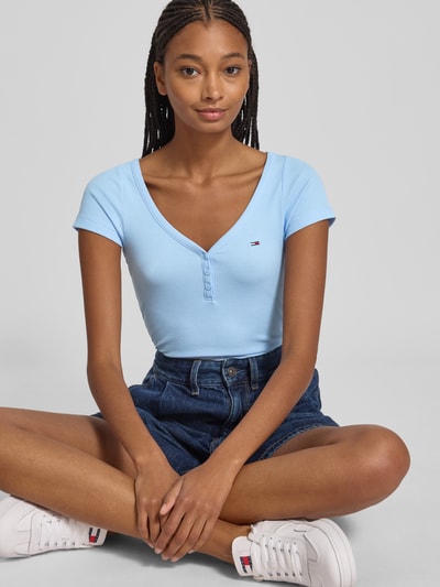 Tommy Jeans T-shirt o kroju slim fit z dzianiny o fakturze wafla Jasnoniebieski 3