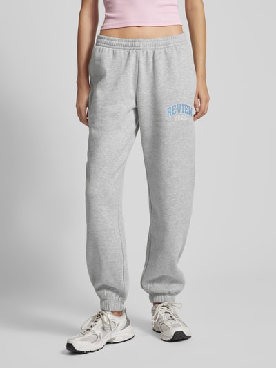 Review Sweatpants mit Label-Print Hellgrau Melange 4