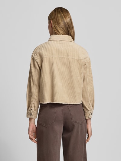 Frauenmodel trägt Boxy Fit Cordjacke aus reiner Baumwolle Modell 'MARINA-ENY LIFE' von Only in Optik: Unifarben, Rückansicht Ganzkörperansicht.