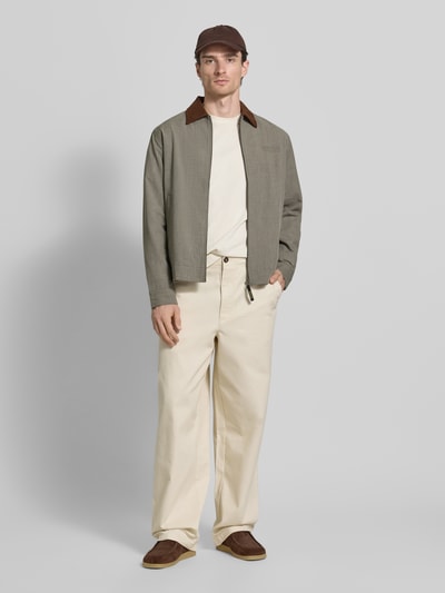 Mannenmodel draagt Jacke mit Zweiwege-Reißverschluss Modell 'Pon Guan' van WOODBIRD in regular fit, lichte kleuren, volledig frontaal zicht.