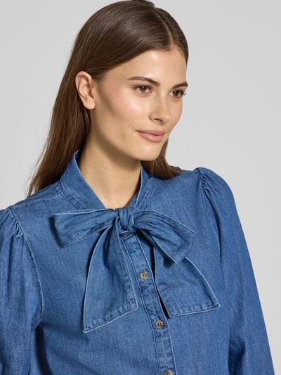 Frauenmodel trägt Regular Fit Schluppenbluse im Denim-Look Modell 'KAIRON' von B.Young aus reiner Baumwolle mit Knopfleiste, Nahaufnahme Oberkörper.