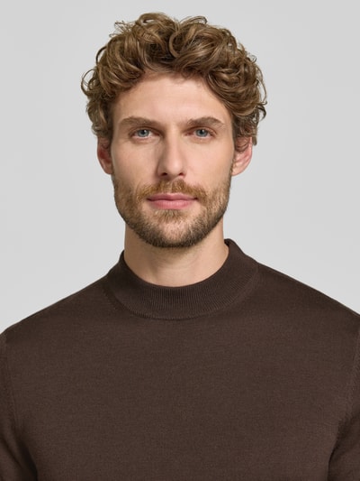 Männermodel trägt Regular Fit Pullover aus reiner Schurwolle Modell 'Davide' von JOOP! COLLECTION in Braun, Nahaufnahme Oberkörper.