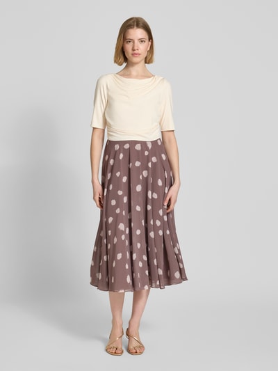 Vrouwenmodel draagt Midikleid in Falten-Optik van Christian Berg Cocktail, elastische materiaalmix, getailleerde fit, plissélook, ruches, half mouw, lengte 120 cm, borstwijdte 30 cm, mouwlengte 29 cm, ivoor en taupe met stippen, voorkant volledig zichtbaar, volledige lichaam vooraanzicht.