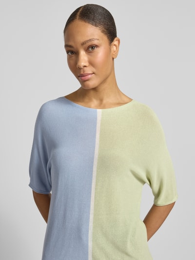 Frauenmodel trägt Boxy Fit Strickpullover aus reiner Viskose von s.Oliver BLACK LABEL in Hellblau und Hellgrün, kurzarm, Rundhals, Stricktextur, mehrfarbig, Nahaufnahme Oberkörper.