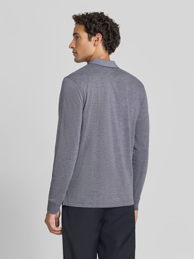 Männermodel trägt Regular Fit Poloshirt mit Baumwoll-Anteil von Christian Berg Men in Grau mit Polokragen, Ganzkörperansicht Rückansicht. Material-Mix, langärmeliges Design, Brusttasche, Rückenlänge bei Größe M 70 cm.