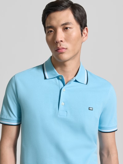 Mannelijk model draagt Regular Fit poloshirt met contraststrepen van Christian Berg Men, puur katoen, knoopsluiting, ruglengte maat M 71 cm, Nahaufnahme oberkörper.