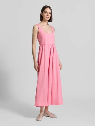 Frauenmodel trägt Midikleid mit Eingrifftaschen von Comma in Pink, A-Linie, Karree-Ausschnitt, Material-Mix mit Baumwoll-Anteil, Ganzkörperansicht von vorne.