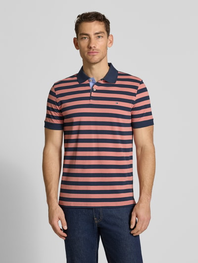 Mannelijk model draagt Modern Fit Poloshirt met logo-stitching van Christian Berg Men, puur katoen, polokraag, knoopsluiting, vooraanzicht busteshot.