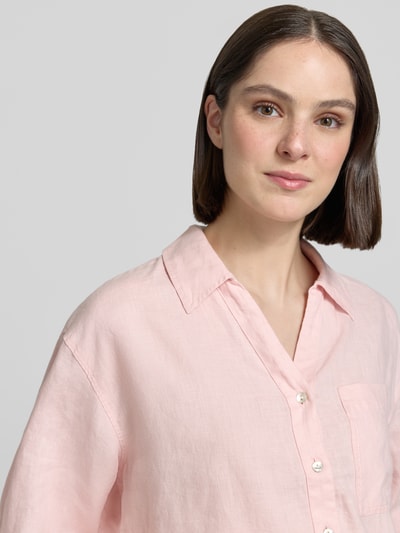Frauenmodel trägt Regular Fit Leinenbluse mit Brusttasche Modell 'Flippa' von OPUS in zartem Rosa, reines Leinen, Nahaufnahme Oberkörper.