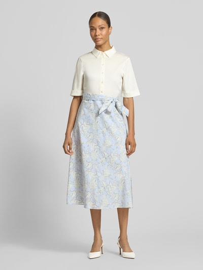 Frauenmodel trägt Tailliertes Hemdblusenkleid aus Baumwoll-Mix von s.Oliver BLACK LABEL, Mehrfarbig, Glencheck-Muster, Popeline, Midi-Länge, Hemdblusenkragen, V-Ausschnitt, Knopfleiste, Taillengürtel, Kurzarm, Seitenschlitze, Ganzkörperansicht von vorne.