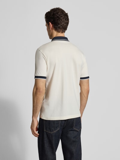 Männermodel trägt Regular Fit Poloshirt mit Logo-Print von EA7 Emporio Armani, Baumwoll-Mix, Polokragen, Kurzärmelig, Rückenlänge 68 cm, Ganzkörperansicht Rückansicht.