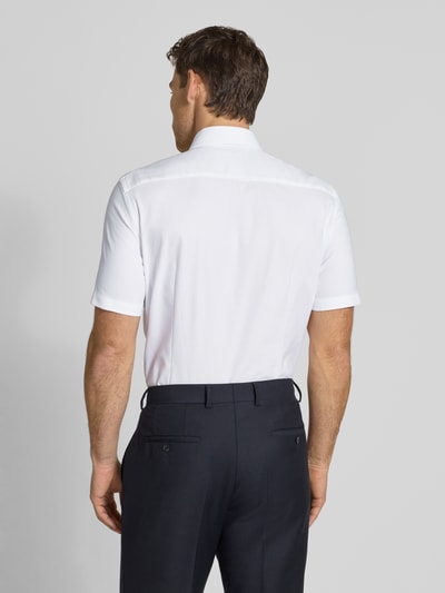 Männermodel trägt Slim Fit Business-Hemd mit Kentkragen von Jake*s, weiß, Baumwoll-Mix mit Stretch, Ganzkörperansicht Rückansicht.
