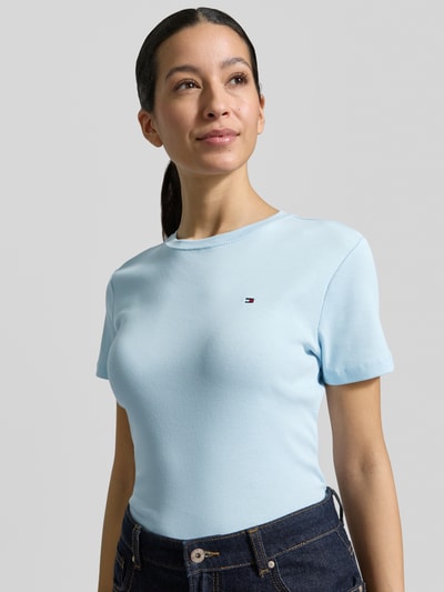 Frauenmodel trägt Slim Fit T-Shirt aus reiner Baumwolle von Tommy Hilfiger, Optik: Unifarben, Logo-Stitching, Rundhals, Kurzarm, Jersey, Nahaufnahme Oberkörper