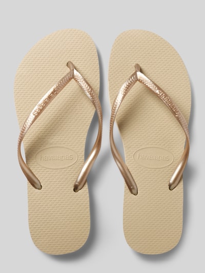 Produktfoto, japonki z zaokrąglonym czubkiem, zakładane przez głowę, płaska podeszwa, detal z logo, wysokość obcasa: 1 cm, Zehentrenner mit Label-Detail od Havaianas, kolor beżowo-złoty, fakturowana powierzchnia.