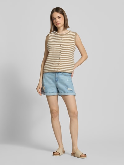 Frauenmodel trägt Jeansshorts im Destroyed-Look Modell 'SMILEY' von Noisy May aus Reine Baumwolle im Relaxed-Fit, hellblau, Ganzkörperansicht von vorne, Bundweite 36 cm, Innenbeinlänge 11 cm, Größe S.